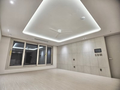 우물조명 모서리 LED 꺾임 처리 클로즈업 — 끊김 없이 연결된 상태